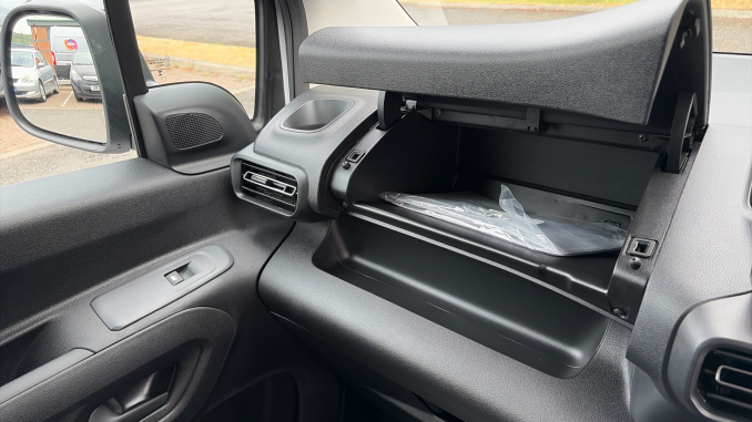 Vauxhall Combo Cargo Combo Diesel 1.5 Turbo D 100ps Prime Plus H1 Van - Image 31